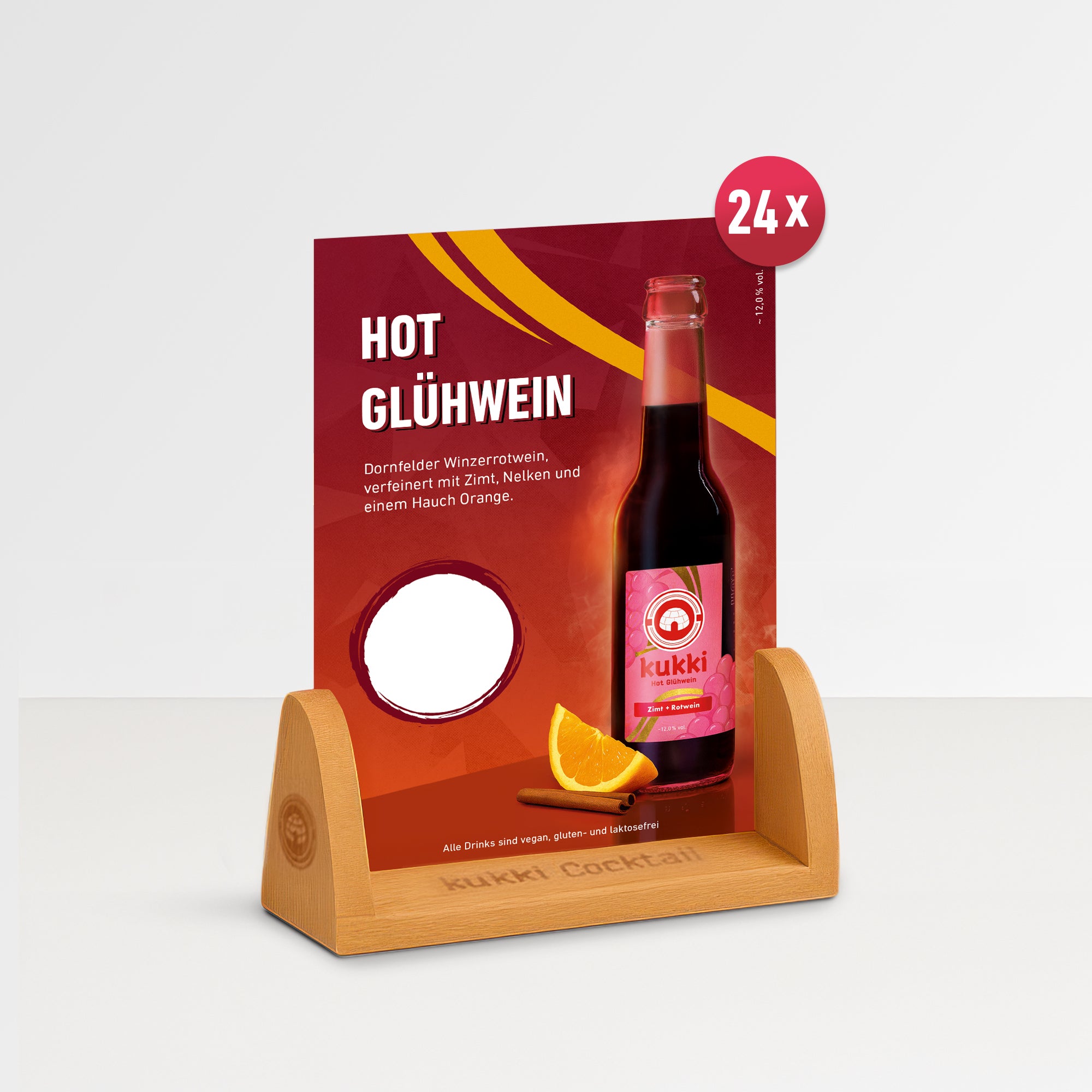 Rote Glasflasche kukki Cocktail Hot Glühwein mit Zimt und Orangenscheibe auf rotem Hintergrund