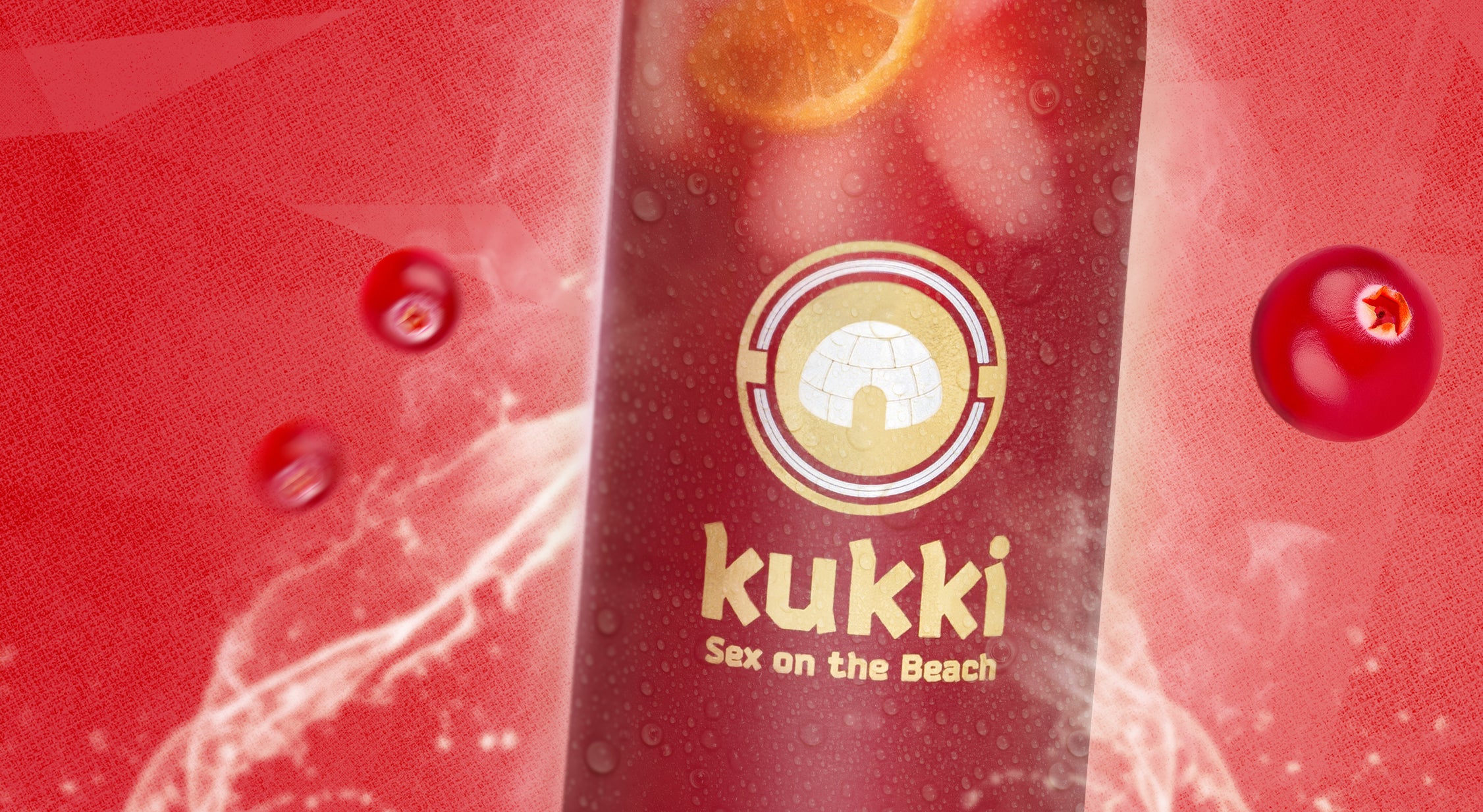 Rote kukki Cocktailflasche Sex on the Beach mit Wassertropfen und roten Cranberries vor strukturiertem Hintergrund.
