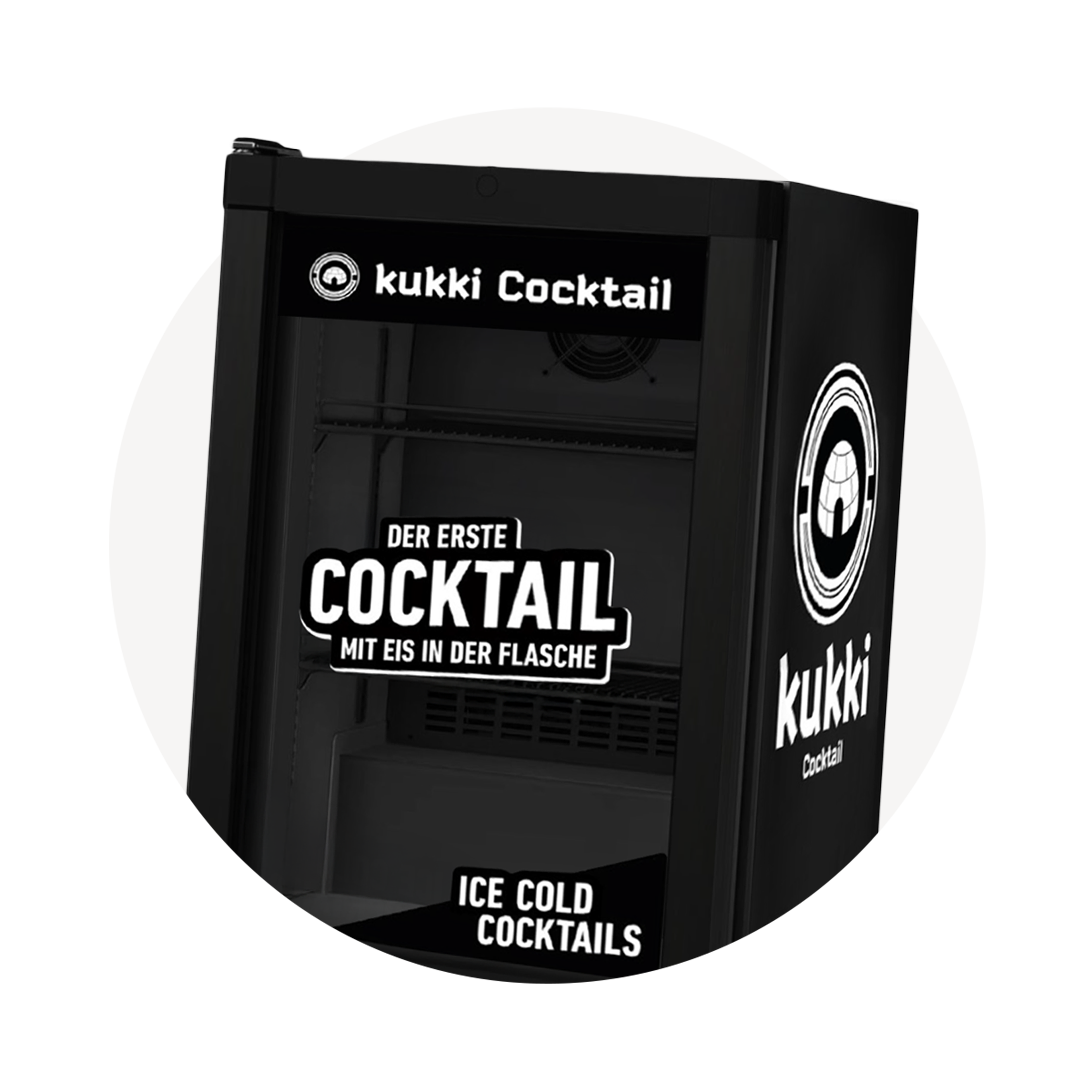 Schwarzer Kühlschrank mit Glastür und weißem Schriftzug kukki Cocktail.