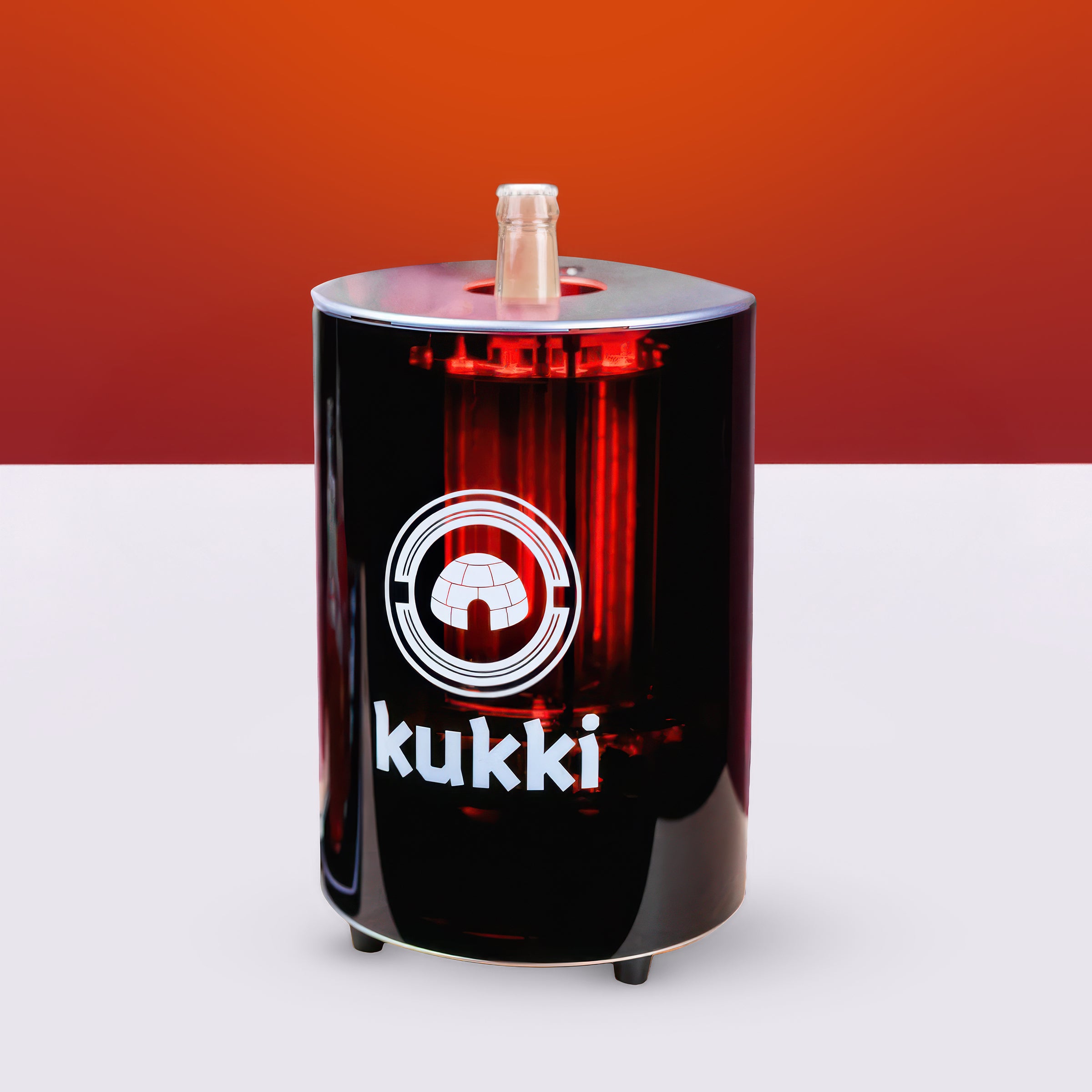 Schwarzes korkenzieherförmiges Gerät mit rotem Innenlicht und transparenter Flasche mit weißem kukki-Logo.