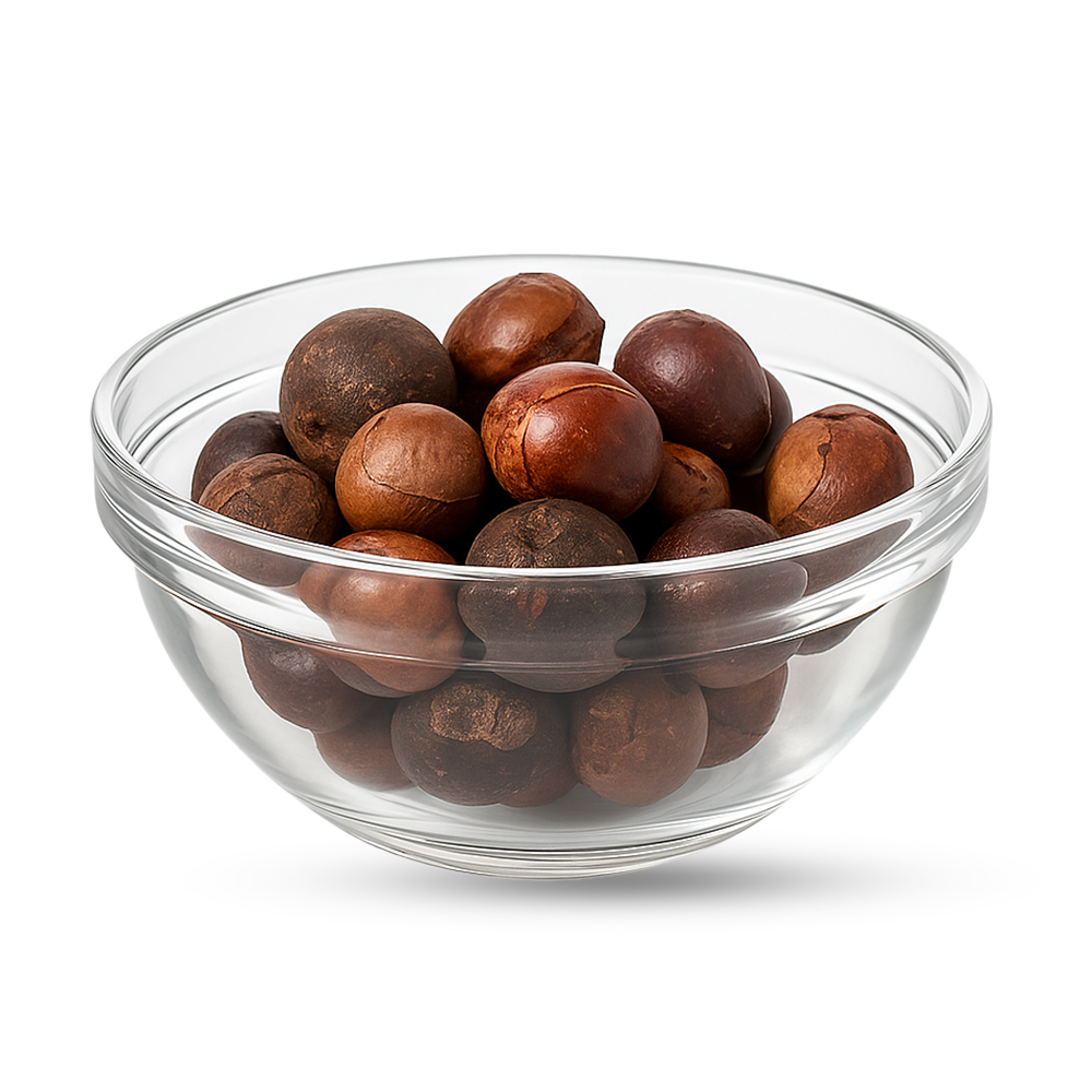 Transparente Glasschale mit ganzen Macadamianüssen auf weißem Hintergrund