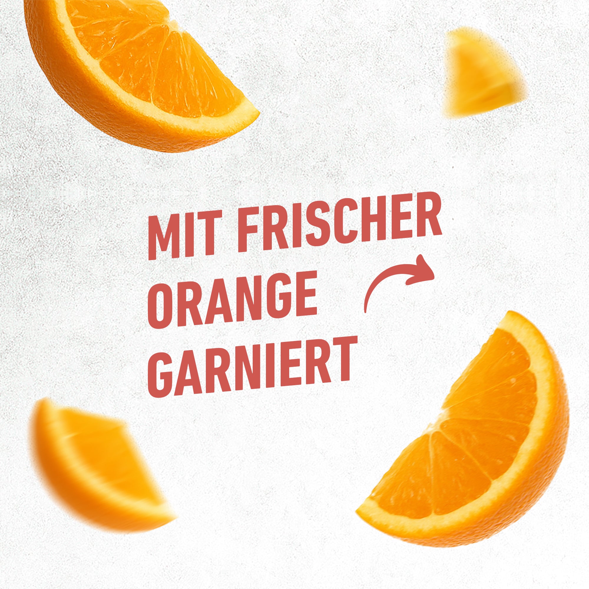 Vier frische Orangenscheiben mit unscharfem Hintergrund und rotem Schriftzug "frisch orange garniert"