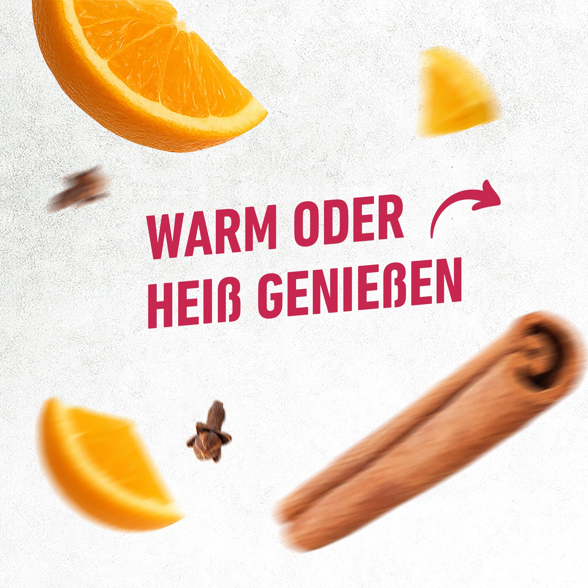 Rot geschriebener Schriftzug ‚warm oder heiß genießen‘ mit Orangenscheiben, Zimtstangen und Nelken auf hellem Hintergrund.