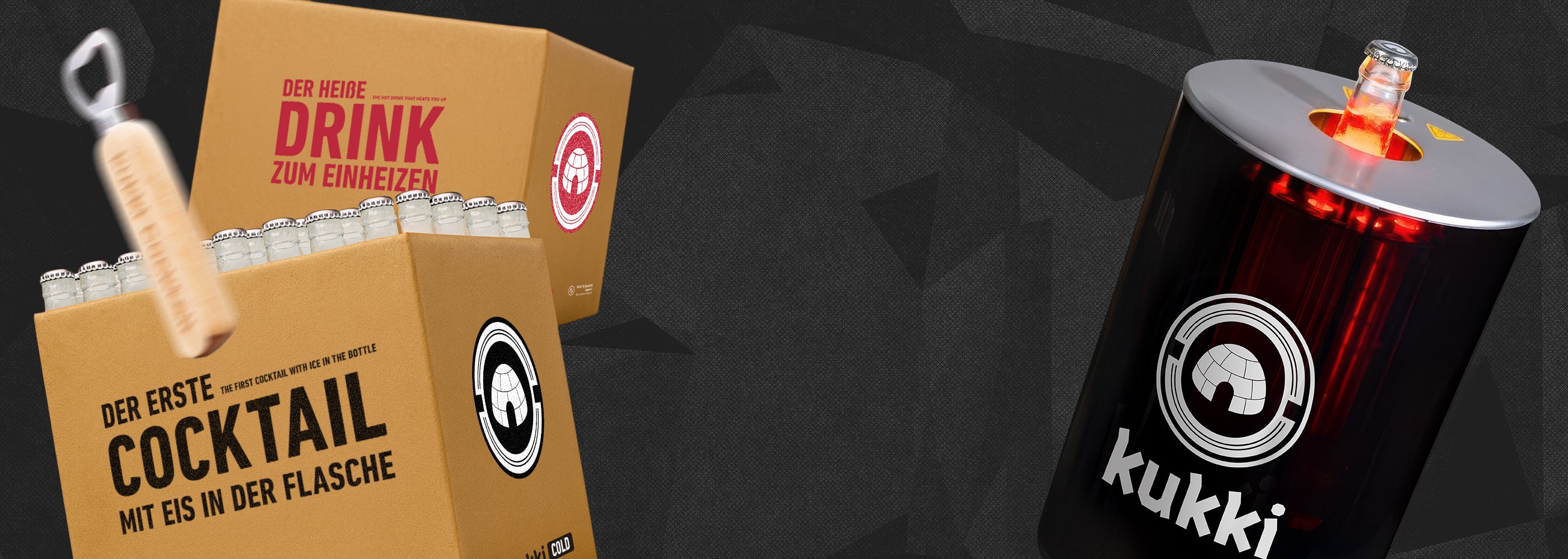 Zwei Kartons mit kukki Cocktail Flaschen und ein schwarzer Zylinderkühler mit Eis im Hintergrund.